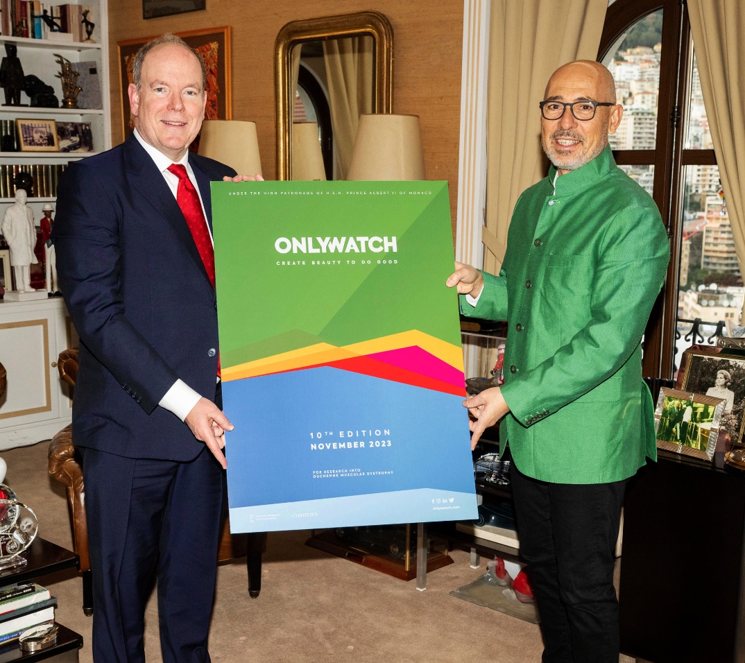 Prince Albert de Monaco et Luc Pettavino montrent fièrement le nouveau poster pour la prochaine vente aux enchères Only Watch