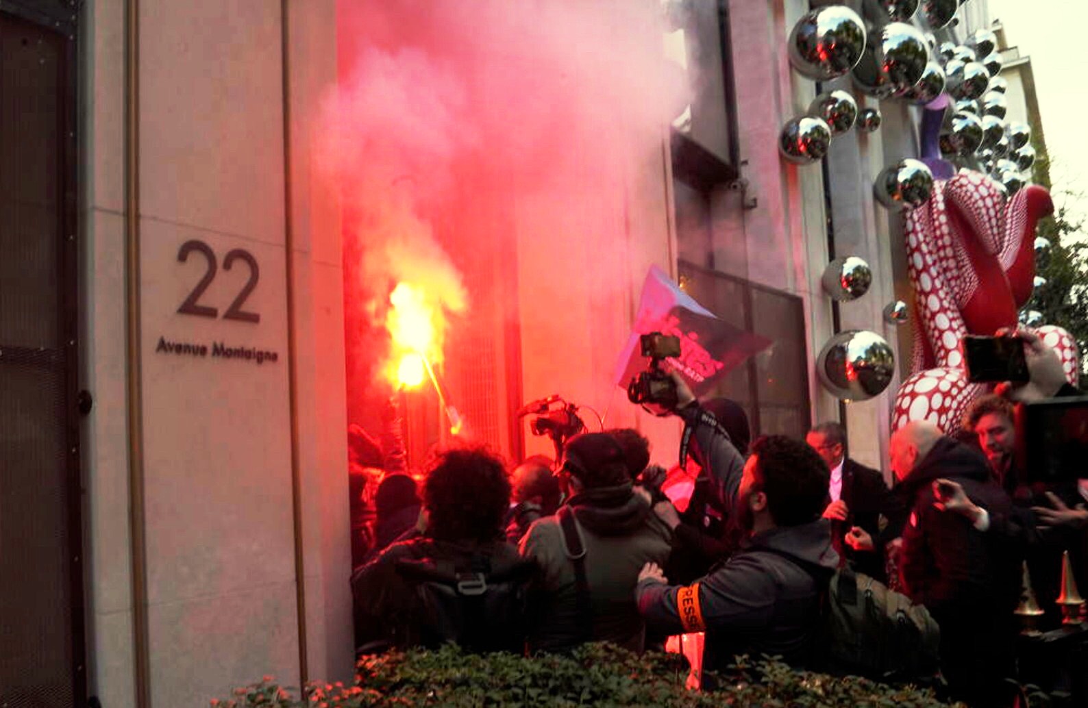 Prostesters storm the Paris headquarters of LVMH (Lewis Joly/AP/SIPA)