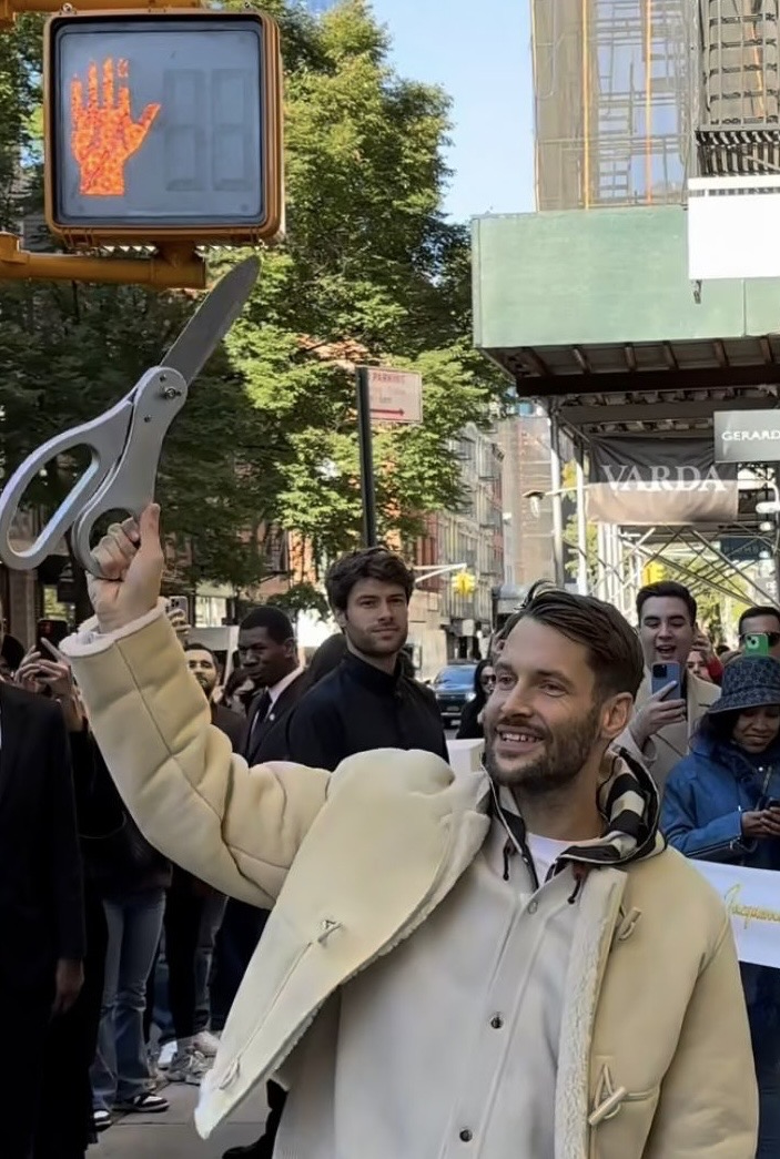 Simon Porte Jacquemus inaugure sa première boutique à New York le 18 octobre 2024