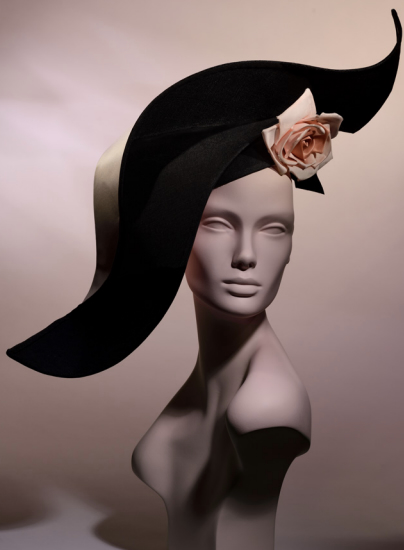 Chapeau créé par Stephen Jones, exposé au Palais Galliera à Paris
